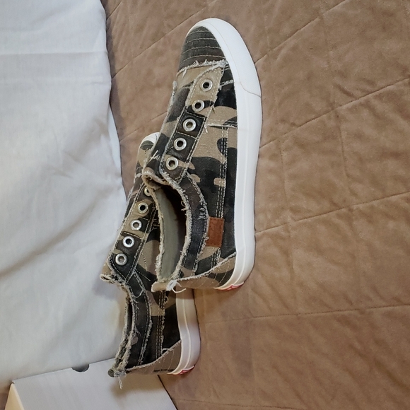 Blowfish Malibu Kids Camo Sneakers NIB - Picture 5 of 8